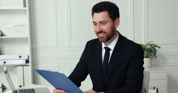 המעסיק בוחן את קורות החיים